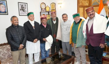 Nana Patekar and Rajpal Yadav calls on CM