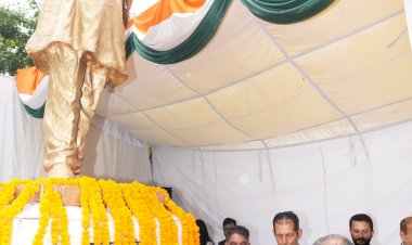 Chief Minister pays floral tribute to former PM Rajiv Gandhi on his birth anniversary
