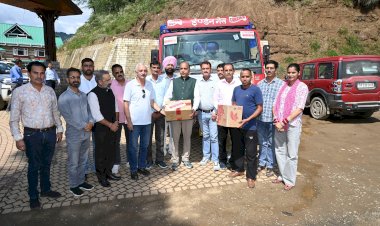 Press Club Hamirpur extended hand to help victims of disaster in Thunag