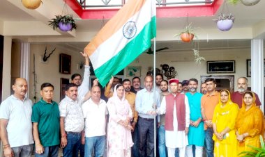 Prof. Prem Kumar Dhumal Celebrates 79th Independence Day with Party Workers at Samirpur