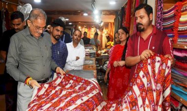 Governor visits Himachal Emporium in New Delhi
