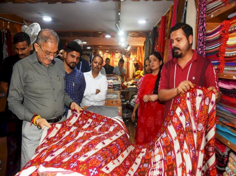 Governor visits Himachal Emporium in New Delhi