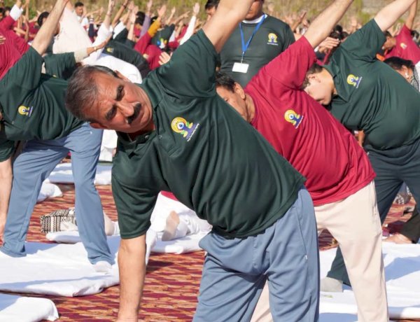 Chief Minister performs yoga with nearly 2,000 people