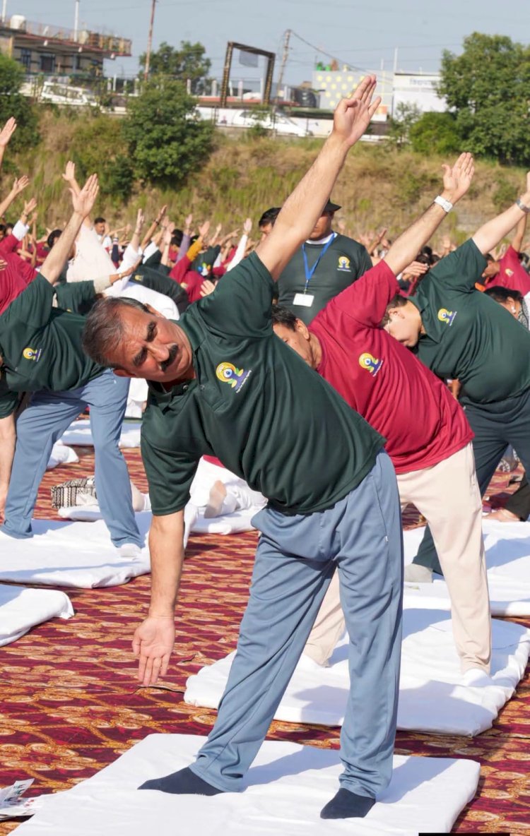 Chief Minister performs yoga with nearly 2,000 people